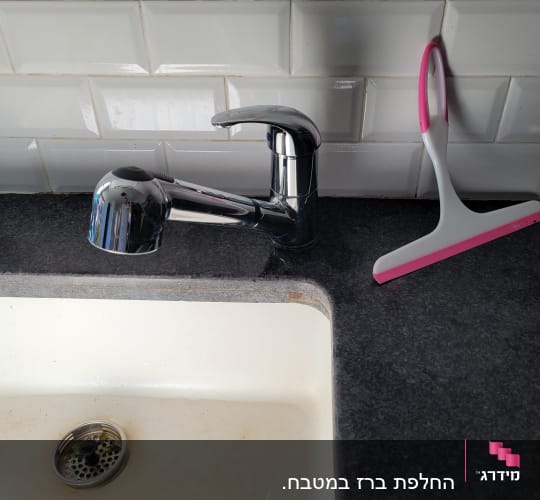 ברז מטבח נירוסטה וכיור עם ניקוז